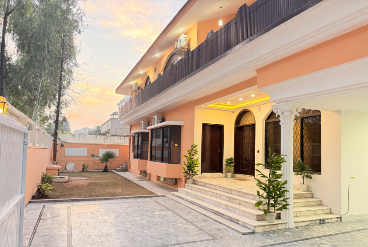 Elegant Waiting Area With Couch at The Decent Luxury Guest House